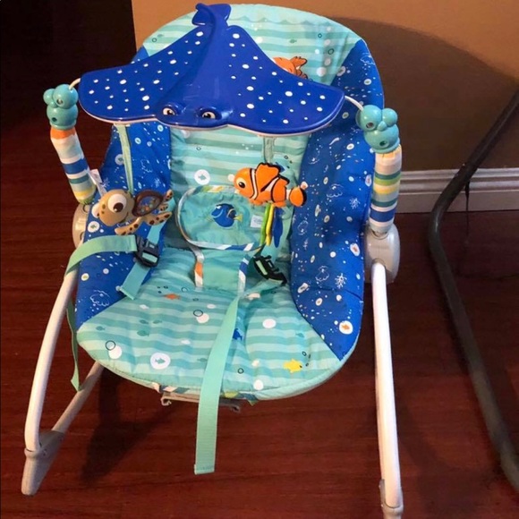 Graco baby swing & Disney play & sing rocker - Picture 3 of 3